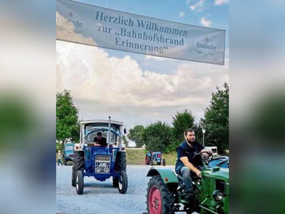 Trecker und Geselligkeit: Beim Fest war gefühlt das ganze Dorf auf den Beinen – und Rädern. Foto: Bußmann