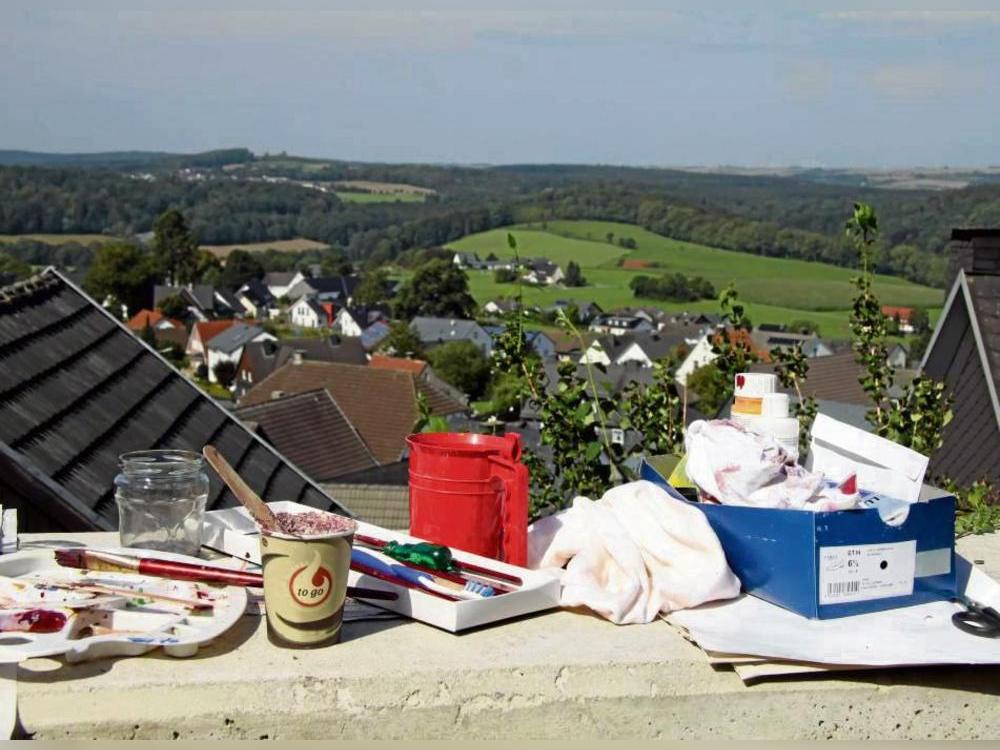 An der Stadtmauer rund um die Clemenskirche in Kallenhardt finden im August die Kunsttage des Kunstkreises Kallenraben statt. Foto: Rückert