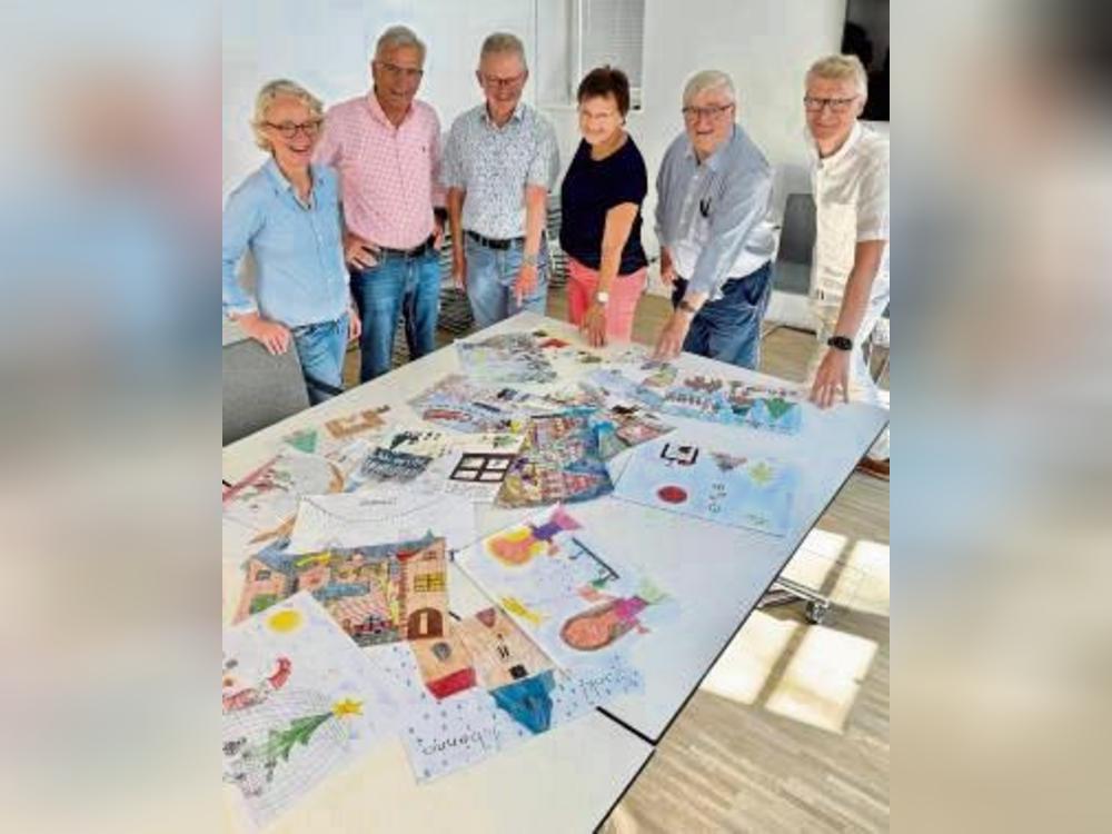 Die Jury der Bürgerstiftung Rietberg hat in heißer Diskussion die zahlreichen Bilder des Wettbewerbs um das Kalendermotiv 2025 gesichtet: Anja Rodenbeck, Norbert Laumeier, Heinrich Rasche, Doris Vogel, Otto Hartmann und Marcus Miesler (v.l.).