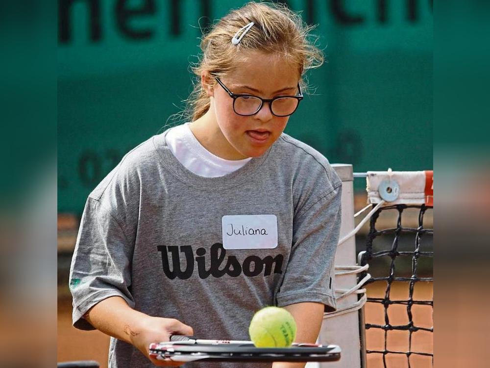 Beim Tenniscamp des Vereins „Dazugehören“ ist jedes Kind willkommen, egal, ob mit oder ohne Beeinträchtigung. Somit stehen der Spaßfaktor und das Miteinander in dieser Woche in Störmede ganz oben auf der Agenda, wie Organisator Renè Nicklisch versichert. Foto: Heinke