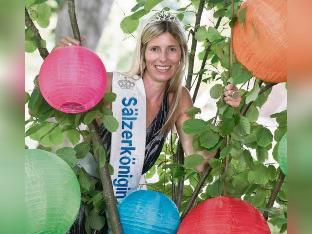 Sälzerkönigin Anne Gudermann mit den neuen Lampions, die nun elektrisch leuchten.