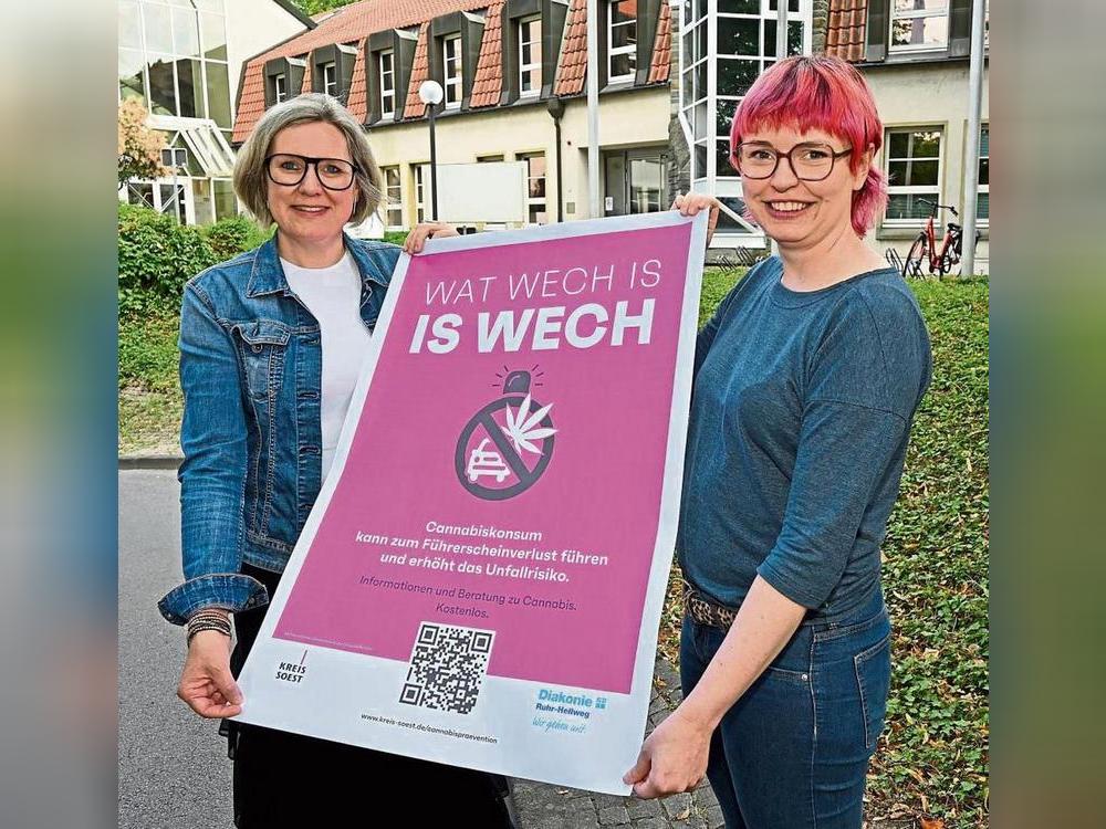 Setzen beim Cannabiskonsum auf Aufklärung: Alexa Krause, Suchtpräventionskraft des Kreises Soest (r.), und Stefanie Gernhold, Leiterin der Suchtberatungsstellen der Diakonie Ruhr-Hellweg. Kreis und Diakonie starten gemeinsam eine Plakat-Kampagne, die auf kostenlose und anonyme Beratungsangebote aufmerksam macht. Foto: Schulte-Nölle (Kreis Soest)