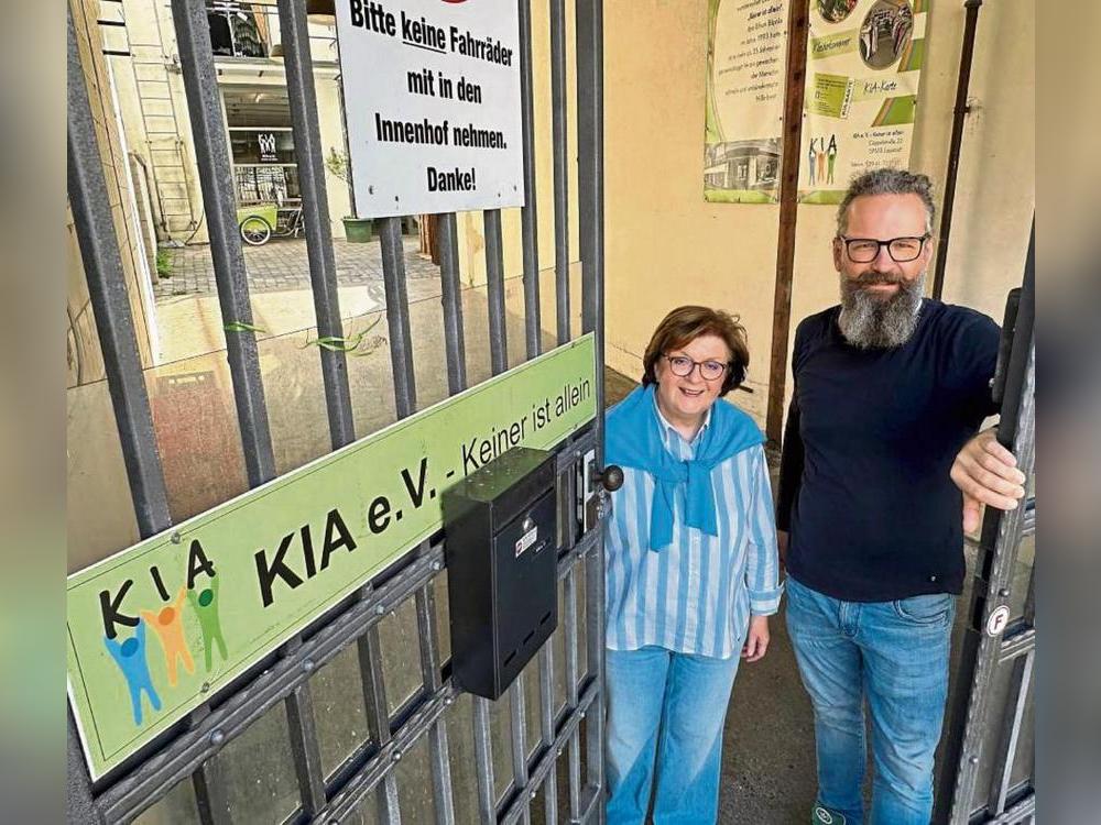 Seit zehn Jahren feste Anlaufstelle an der Cappelstraße: der Verein Keiner ist allein (Kia). Renate Rosenkranz und Christian Schoen haben auf Meilensteine zurückgeblickt. Foto: Cegelski