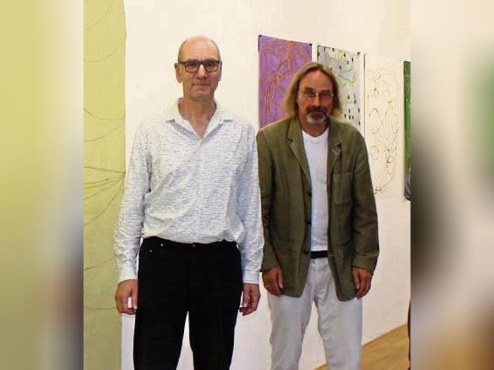 Holger Bunk (l.) hat gemeinsam mit Andreas Moersener die Ausstellung organisiert.