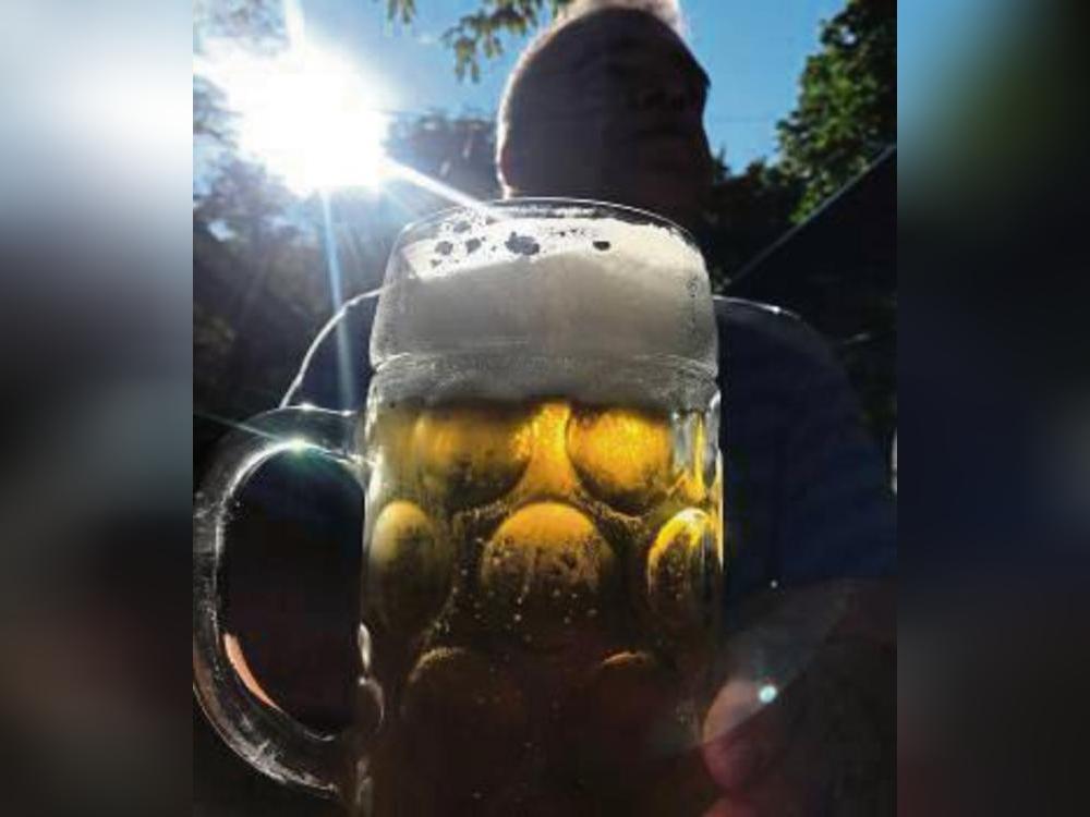 Eine Maß im Münchener Biergarten: Das Sommerglück von Reinhard Barkey.