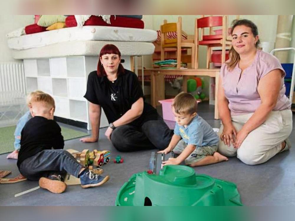 Zwischen den laufenden Aufräumarbeiten muss auch Zeit zum Spielen bleiben: Die Vorstandsmitglieder Lina Kirchhoff (l.) und Janina dos Santos Lopes verabschieden sich mit ihren Kindern vom Zwergenstübchen. Foto: Puls