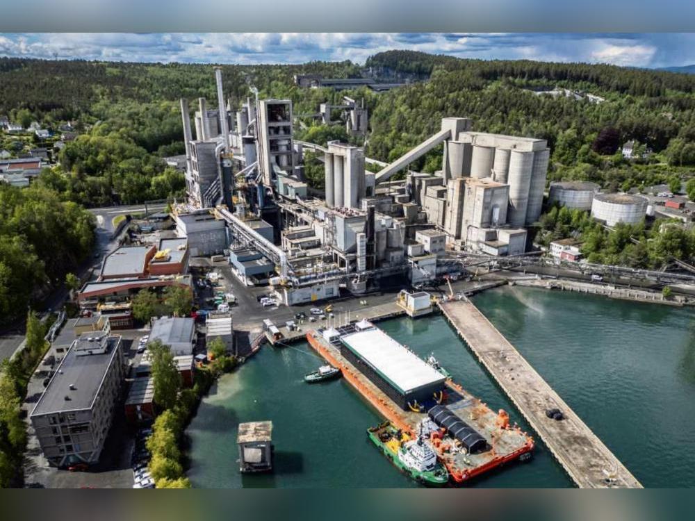 Heidelberg Materials hat gerade in Norwegen die weltweit erste Anlage zur CO2-Abscheidung und -Speicherung in der Zementindustrie eingeweiht. Foto: Heidelberg Materials