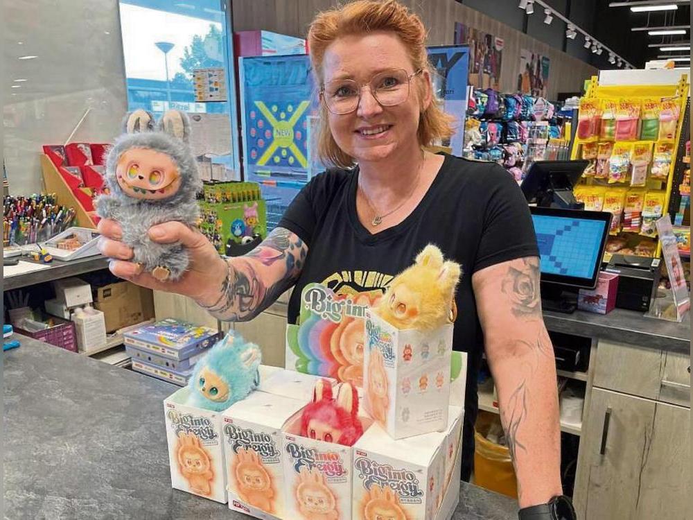 Am liebsten wollen alle den „Secret“ mit Regenbogen-Zähnen und -Augen. Bianca Köppen von Toys World mit den begehrten "Lafufus", den nachgemachten Labubus. Fotos: Rückert