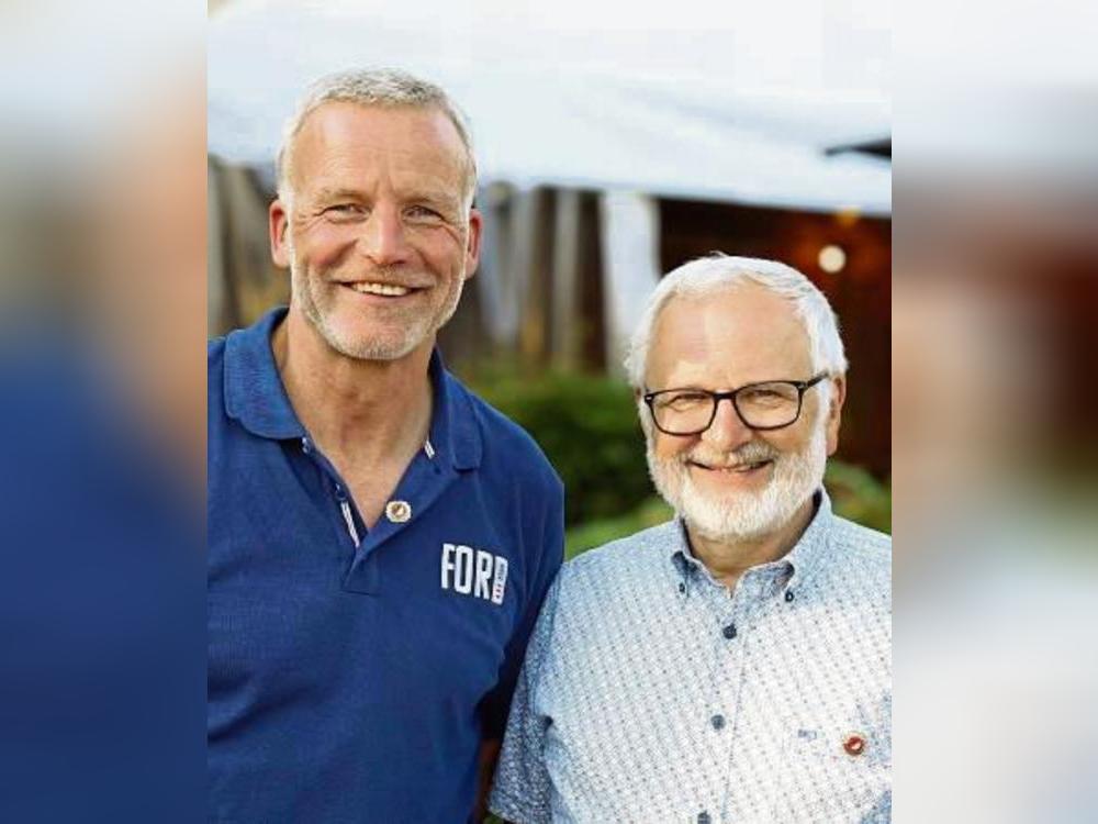Goldene Verdienstnadel: Bernd Strotkötter (l.) und Gottfried Walter haben sich um den Handballsport in Mastholte verdient gemacht und wurden geehrt.