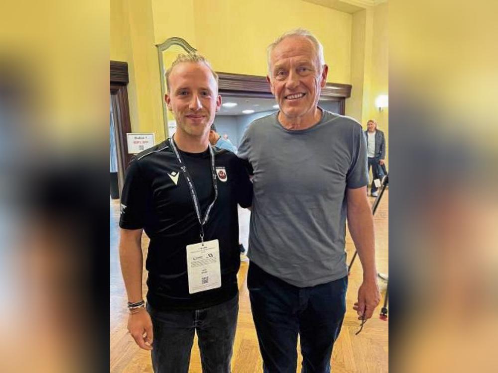 Justin Kemper (l.), neuer Coach der B-Junioren des SV Lippstadt, traf beim Trainerkongress in Leipzig unter anderem Christian Streich (r.).