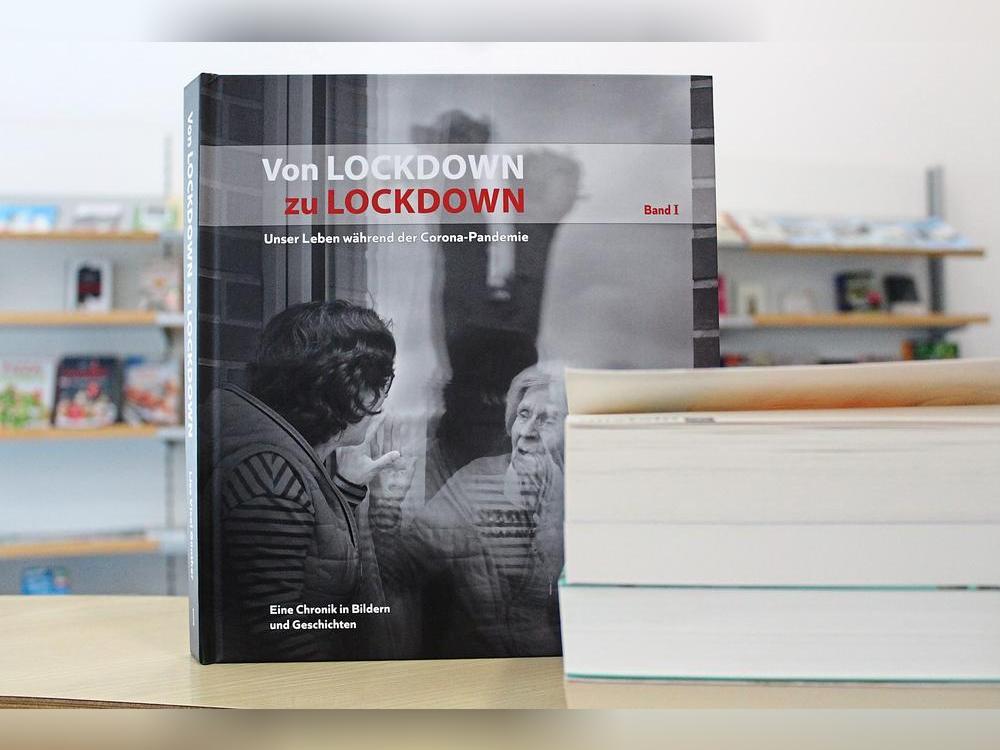 Rund 400 Fotos aus Lippstadt aus der Lockdown-Zeit sind in dem Buch zu sehen - Eine von sechs Empfehlungen von Lippstädter Kulturschaffenden. Foto: Mintert