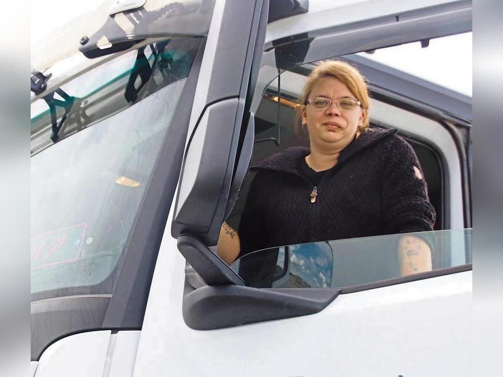 Lkw-Fahrerin aus Leidenschaft ist Jenny Voss. Sie arbeitet beim Anröchter Unternehmen Freund Transporte. Foto. Meschede