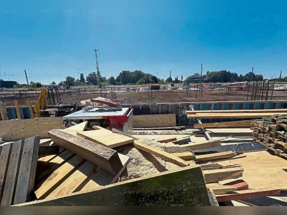 Auf Lippstadts größter Baustelle leben Arbeiter in Containern. Aber alles nach Vorschrift, sagt die Stadt. Foto: Cegelski