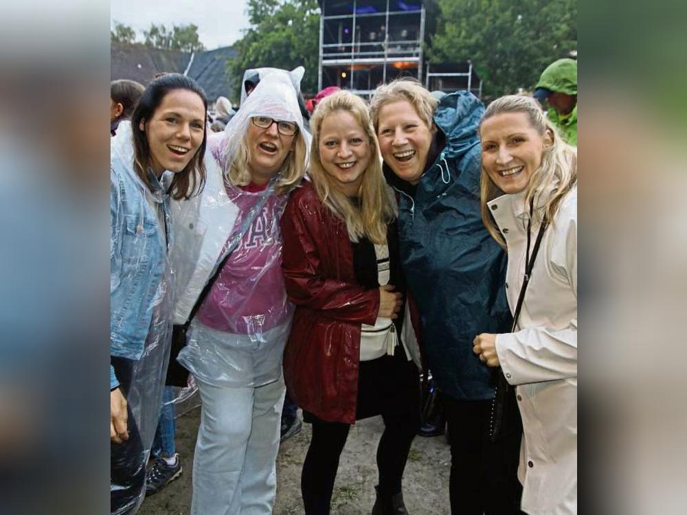 Hatten viel Spaß beim Konzert an der Dreckburg (v.l.): Maike, Kirsten, Sandy, Miriam und Sandra.