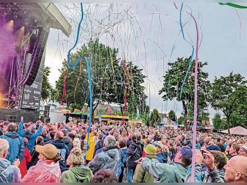 Konfetti für alle! Beim Konzert von Alice Merton regnete es während ihres Hits „No roots“ plötzlich bunte Bänder.