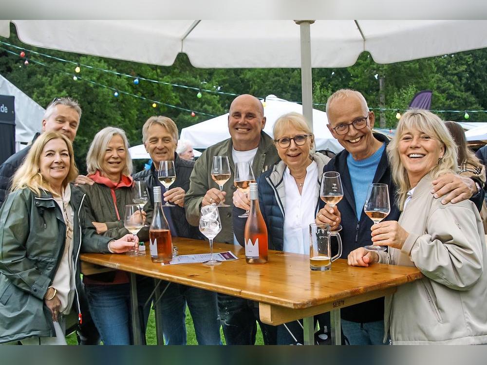 Na dann Prost: Die fröhliche „Freitagsgruppe“ stieß am Samstag beim Weinfest im Kurpark mit einem erfrischenden Roséwein vom Weingut Bremer an. Foto: Helga Wissing