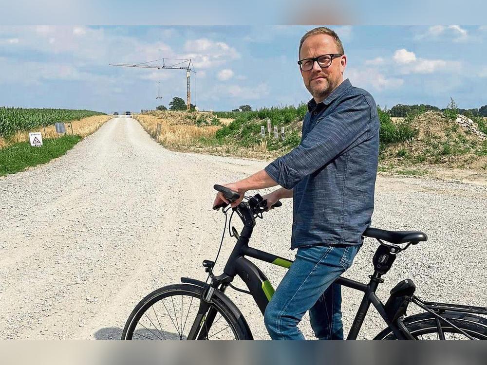Hinter dem Wald-Freibad wird ein Windrad gebaut: Glücklich ist Alfred Schmidt darüber nicht. Foto: Rückert
