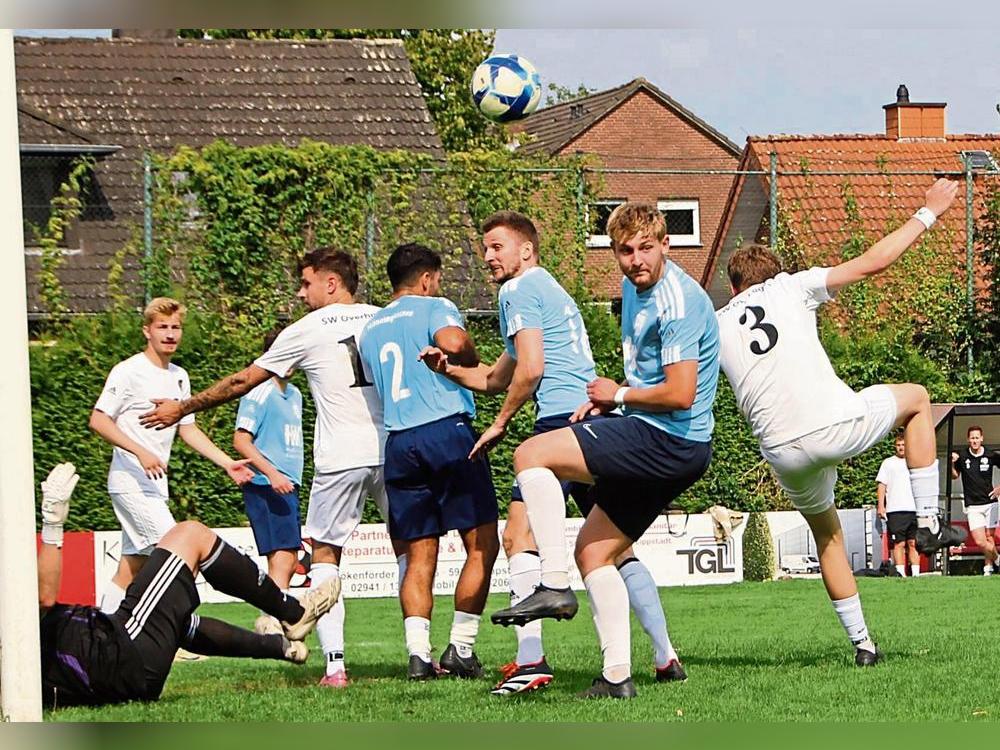 Welche Rolle spielt der Absteiger FC Mönninghausen (hellblaue Trikots) in der kommenden Saison? Noch scheint die Wessels-Truppe ein wenig unter dem Radar zu laufen. Denn als Meisterschafts-Mitfavorit wird sie nicht gehandelt. Aber wer weiß, was so alles passiert. Foto: Schnieder