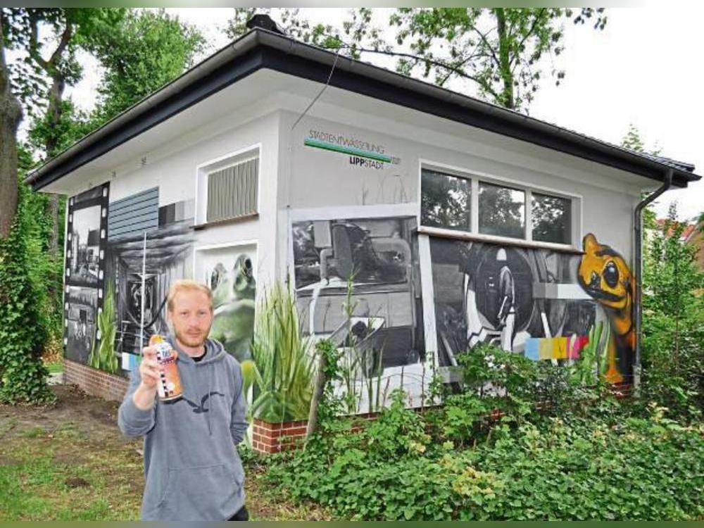 Historische Aufnahmen aus der Arbeitswelt der Stadtentwässerung treffen auf Frosch und Salamander: Philipp Uthmann vor seinem Werk. Foto: Stadtentwässerung Lippstadt/Häger