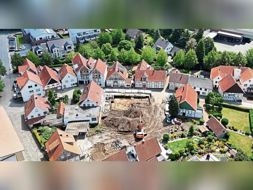 Das Luftbild zeigt die Lage der Grabungsfläche am südlichen Altstadtrand von Rietberg. Foto: EggensteinExca/R. Eilermann