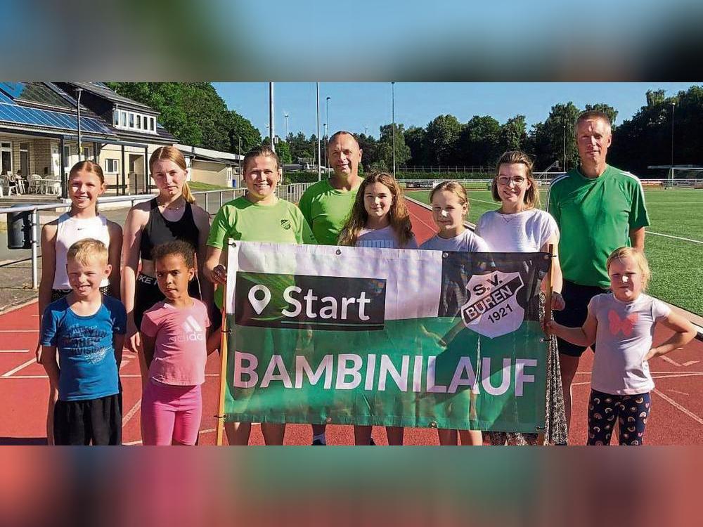 Diese Sportler der Leichtathletik-Abteilung des SV 21 Büren freuen sich auf den Startschuss zum 38. Bürener Volkslauf. Der fällt am 22. August um 16 Uhr.