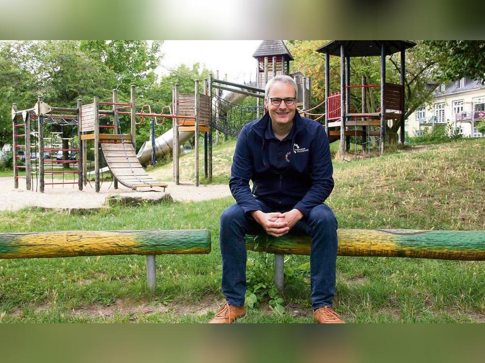 „Spielplatztreffs“ waren ein zentrales Format im Wahlkampf von Alexander Tschense. Auf seiner Radtour in der Patriot-Serie „Fünf Kilometer, Fünf Statements“ dürfen die sozialen Treffpunkte, hier im Wohnpark Süd, nicht fehlen. Foto: Puls