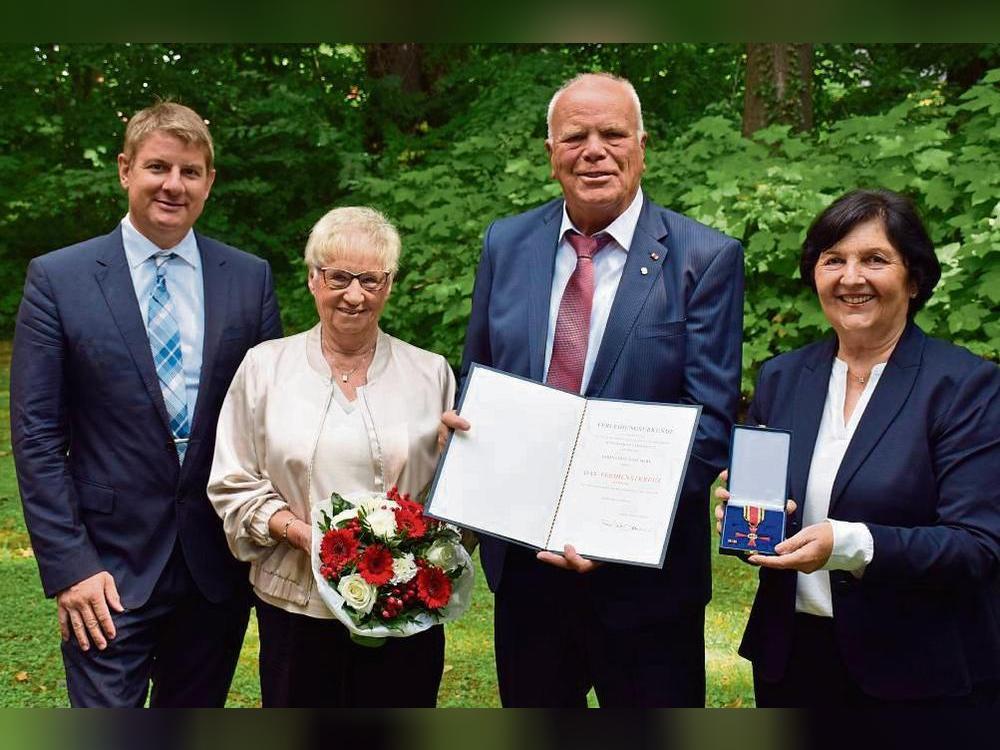 Mit dem Bundesverdienstkreuz wurde am Mittwoch Franz Josef Marx (3.v.l.) ausgezeichnet. Mit ihm freuen sich seine Ehefrau Lucia (2.v.l.) sowie der Geseker Bürgermeister Remco van der Velden und Landrätin Eva Irrgang. Foto: Kossack