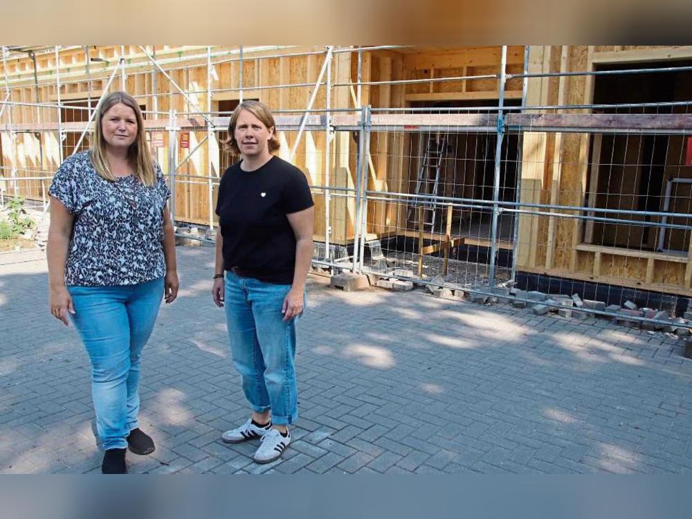 Mächtig in die Höhe gewachsen ist der Neubau des Familienzentrums Gemeindekindergarten. Alexandra Falkenau (l.) und Dorothé Schlüter von der Gemeinde Anröchte stehen vor dem künftigen Haupteingang. Fotos: Meschede