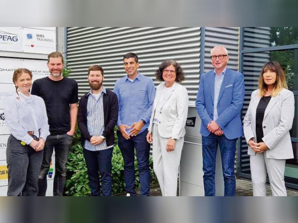 Wollen Fachkräfte in der Region halten und vermitteln: Delia Dehmel (r.) und Markus Kneidl (2.v.r.; beide Peag) sowie die Wirtschaftsförderer (v.l.) Anna Röttger, Kurt Weigelt, Matthias Gimbel, Nuno Gomes und Josie Olk.