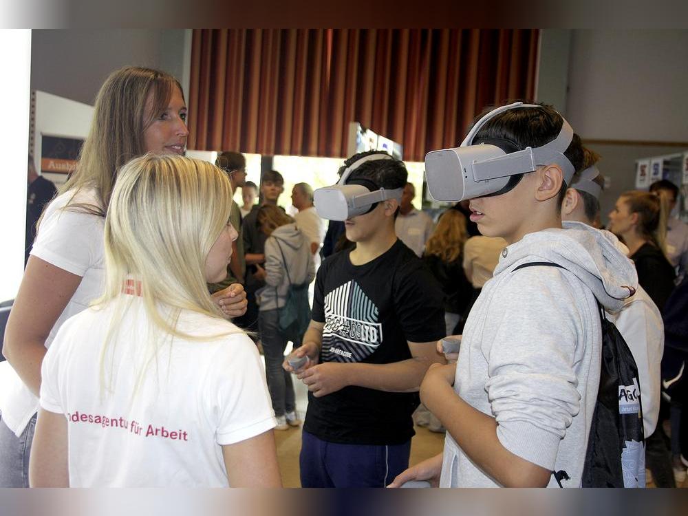Nicht durch rosarote, aber virtuell (mit VR-Brillen) können Jugendliche bei der Messe in Ausbildungs-Welten abtauchen. Archiv-Foto: Schwade
