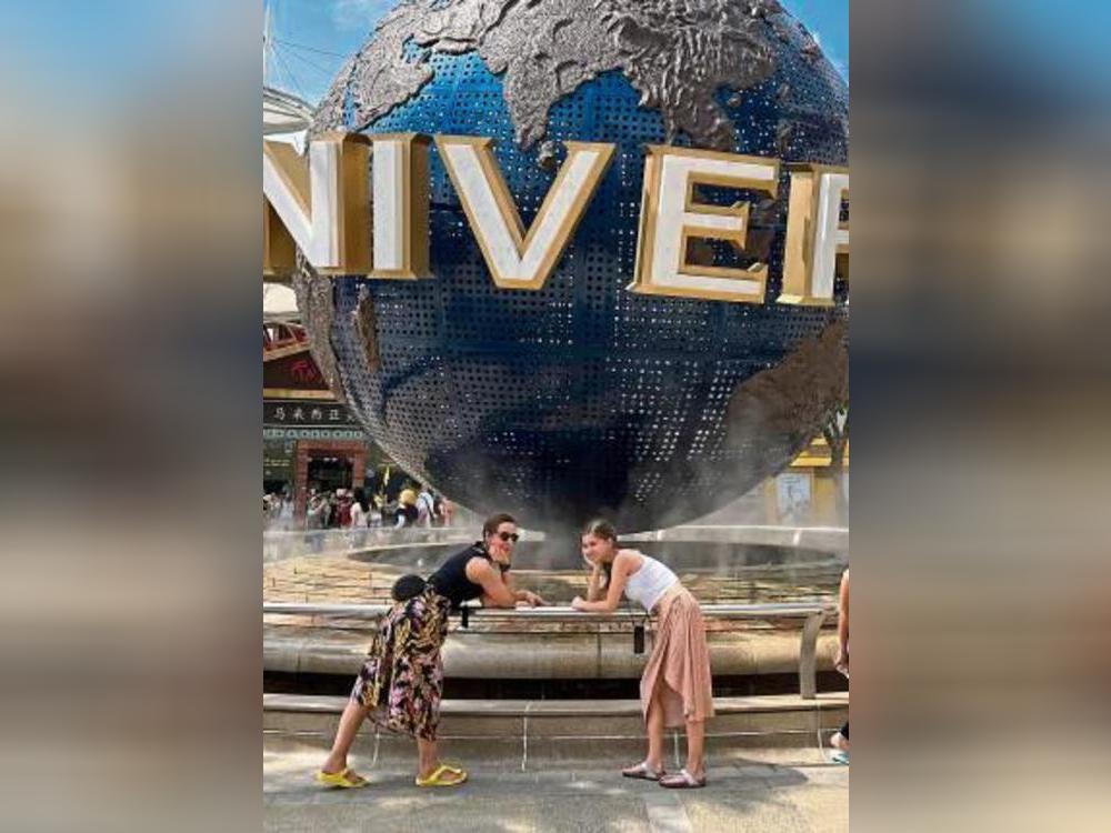 Familie Vogelsang genießt das Sommerglück in Singapur – unter anderem am Hollywood-Themenpark der Universal Studios.