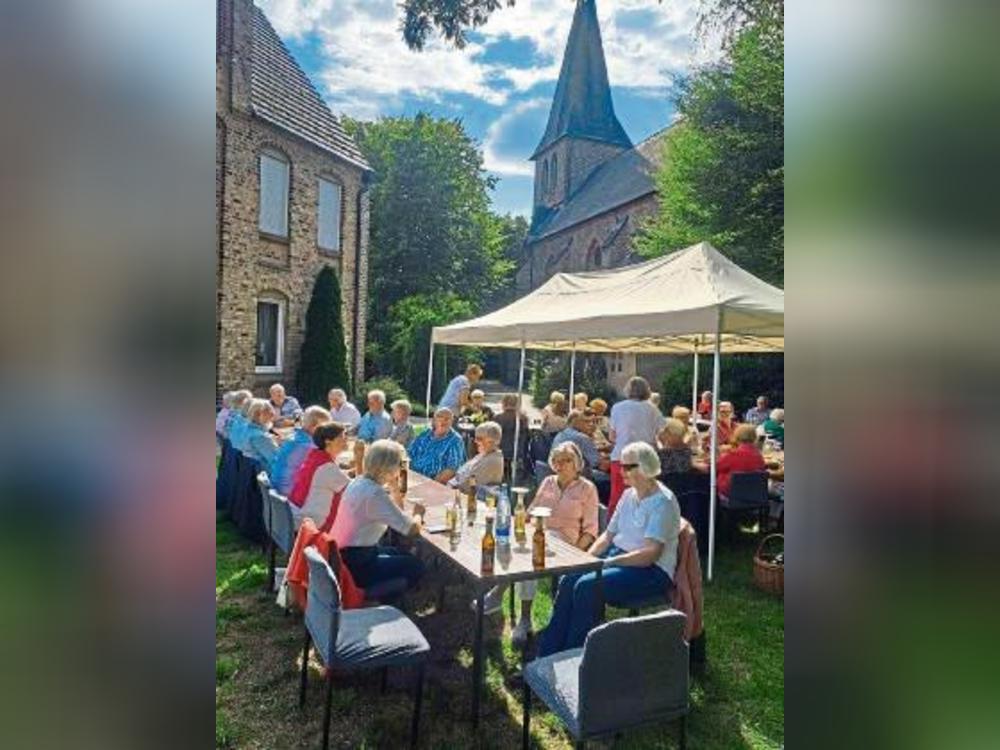 Grillnachmittag im Pfarrgarten der Gemeinde Mariä Himmelfahrt in Cappel: Die Caritas hatte eingeladen.