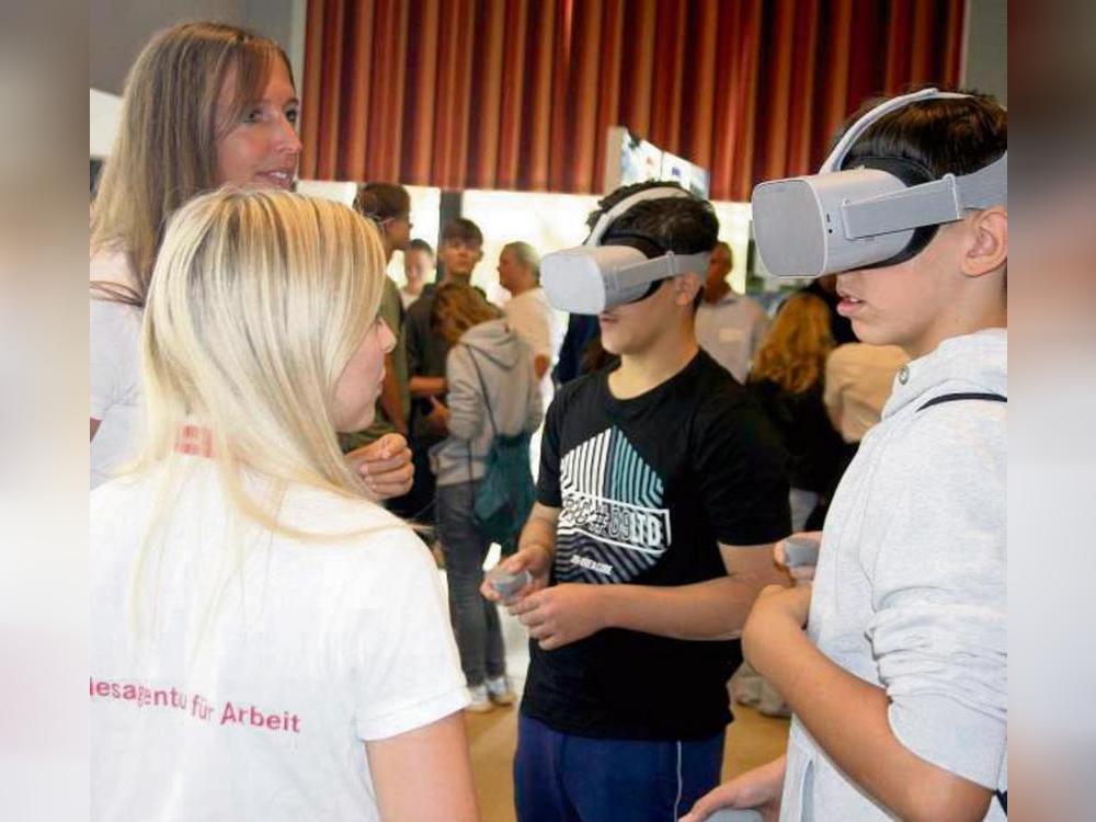 Nicht durch rosarote, aber VR-Brillen können Jugendliche bei der Messe in Azubi-Welten abtauchen. Archiv-Foto: Schwade