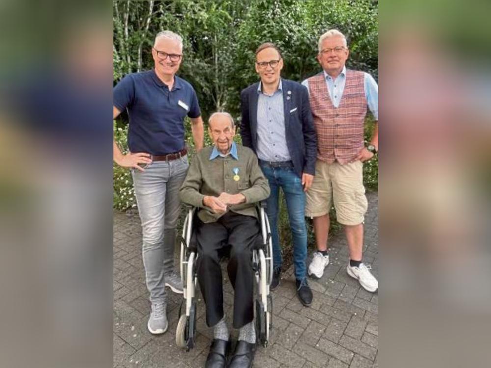 Fritz Plümpe (2.v.l.) wurde für seine 75-jährige Mitgliedschaft im Männerschützenverein Erwitte ausgezeichnet.