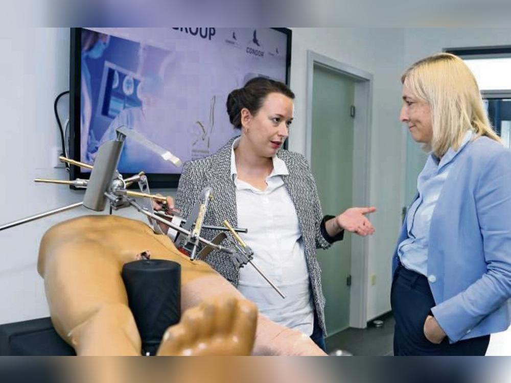 Bundes-Gesundheitsministerin Nina Warken (r.) informierte sich bei Ira Fecke-Schulte (l.) über Wundspreizer, hochpräzise Produktion und Innovationsfähigkeit der Condor-Gruppe. Begleitet wurde sie von CDU-Lokalpolitikern, die den Wert der Medizintechnik für die Region hervorhoben.