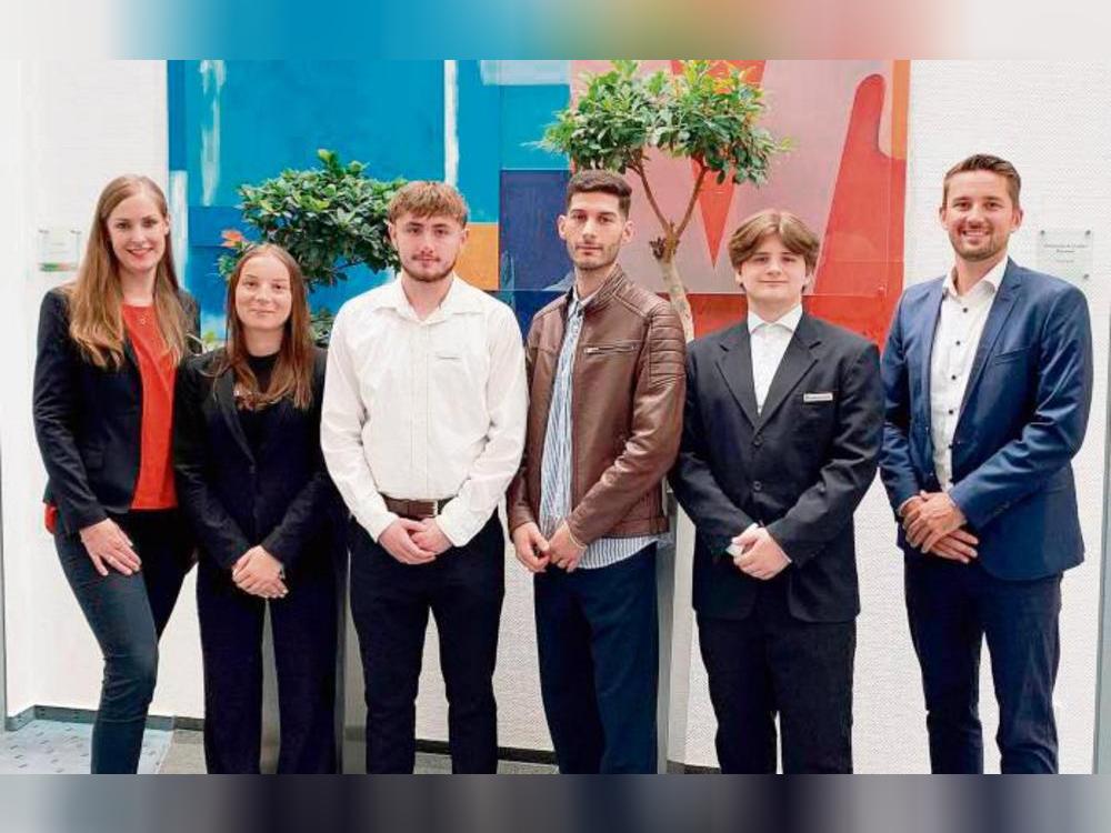 Prokuristin Fenja Winkler (l.) und Ausbildungsleiter Frederik Gerken (r.) begrüßten die Azubis (v.l.) Angeliki Goskova, Dion Younés Thiel, Ahmad Al Jamos und Sean Horvatic.