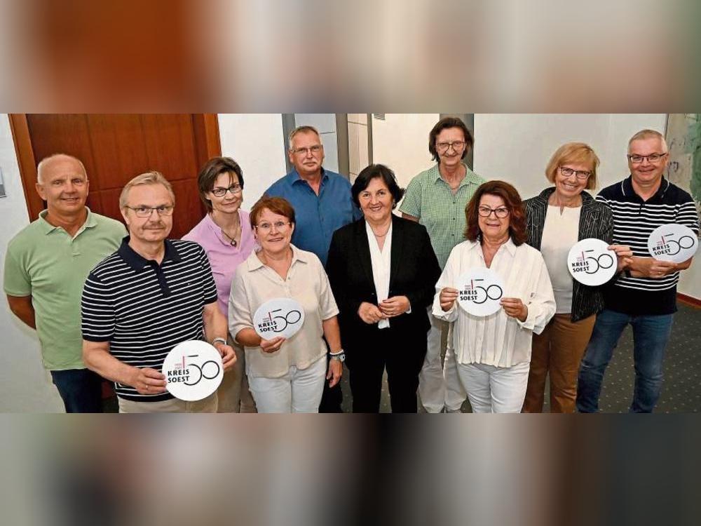 Landrätin Eva Irrgang (5. v. r.) tauschte sich mit langjährig beschäftigten Mitarbeitern über die Entwicklungen und Veränderungen in der Kreisverwaltung aus. Foto: Hönicke (Kreis Soest)