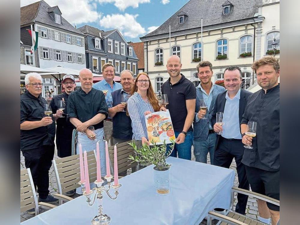 Veranstaltet wird Lippstadt Culinaire von Werbegemeinschaft, KWL und vier Gastronomen. Auf das Event freuen sich (v.l.) Martin Knülle, Maximilian Keil, Ralf Mende, Peter Cosack, Ralf Stotz, Silke Baitinger, Christoph Hermes, Volker Gode, Mario Deimel und Nils Regelmann.