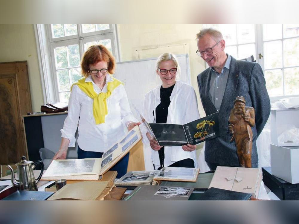 Brigitte Reich (l.) und Wolfgang Streblow vom Förderverein sichten mit Museumsleiterin Dr. Christine Schönebeck das Material zur Lippstädter Strumpf-Geschichte. Foto: Balzer