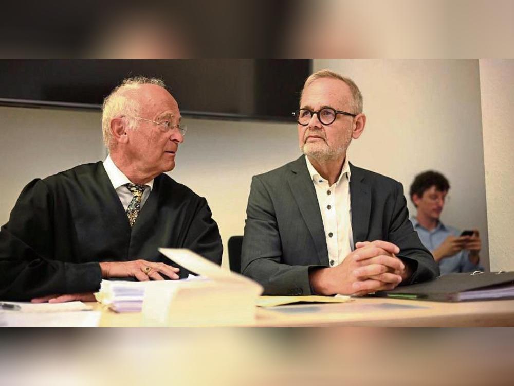 Prof. Joachim Volz (r.) und sein Anwalt, der Arbeitsrechtler Till Müller-Heidelberg aus Bingen, wollen nach der abgewiesenen Klage vor das Landesarbeitsgericht ziehen. Foto: Schröder