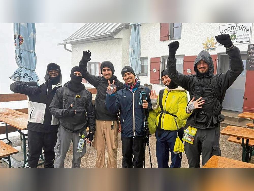 Endlich oben angekommen! Gemeinsam mit ihrem Freund und Freunden hat die Lippstädterin Su Yildirim (2.v.r.) Deutschlands höchsten Berg, die Zugspitze, erklommen. Fotos: privat