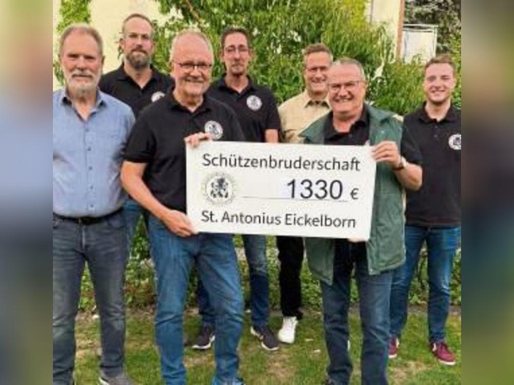 Spende für den Schießclub: Die Eickelborner Schützen haben den symbolischen Spendenscheck übergeben • mit dabei waren (v.l.) Georg Winkel, Franz Biermann, Ulrich Köster, Jesko Ehrich, Dierk Meincke, Rafael Peters und Frederik Kasperski.