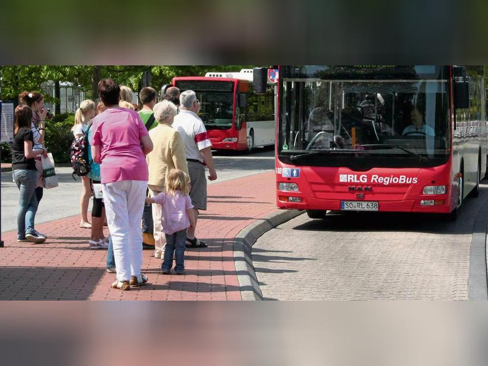 Zum Ferienende gibt es per Smartphone 5 Euro für Bus und Bahn geschenkt. Foto: RLG