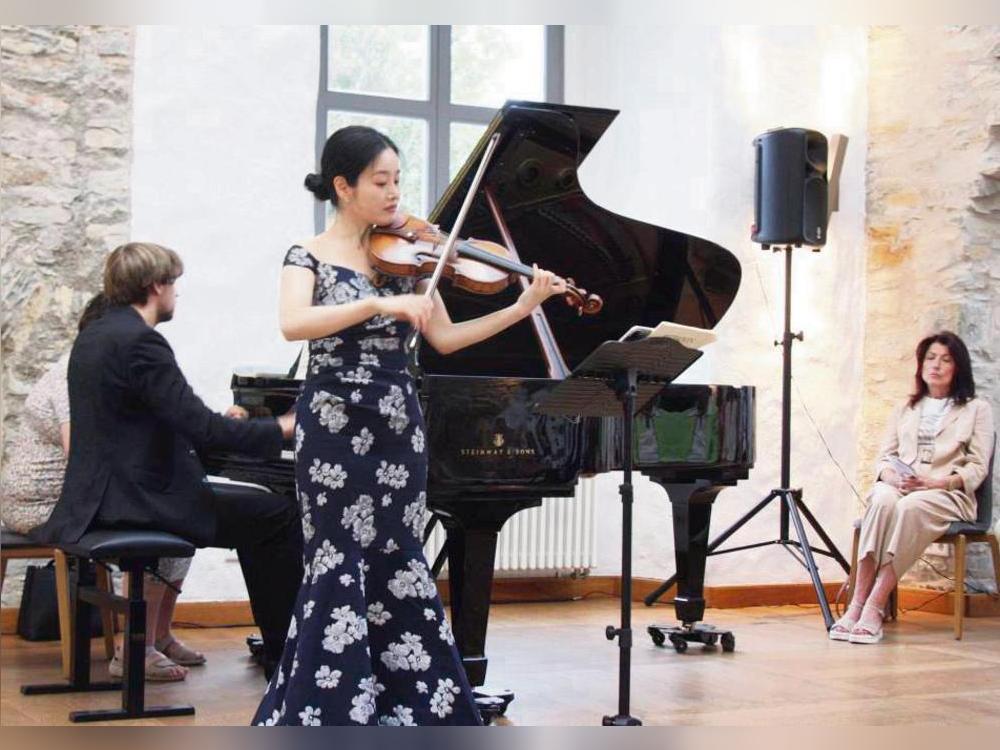 Fabian Müller und Bomsori Kim bilden eine wunderbare musikalische Symbiose. Im Rittergut Störmede begeisterten sie mit Violinsonaten von Beethoven. Foto: Wissing