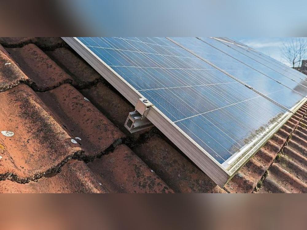 Eine PV-Anlage aufs Vereinsheim? Die Verbraucherzentrale greift unter anderem den oft ehrenamtlich arbeitenden Vorständen unter die Arme. Symbolbild: Raestrup