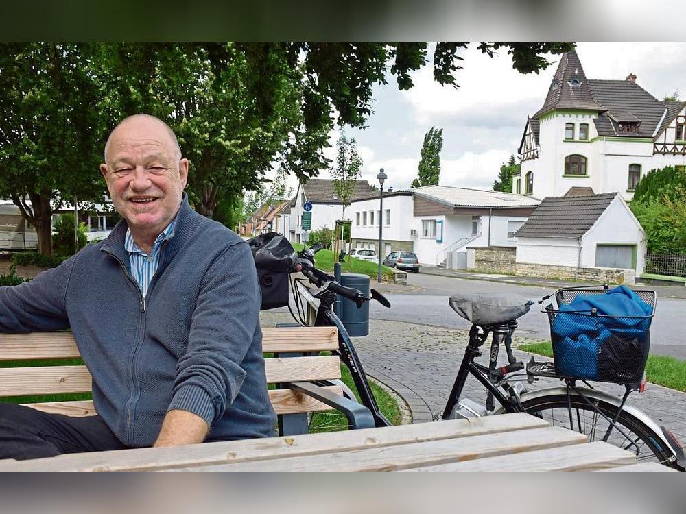 An der Westmauer gibt‘s ein kleines Raucherpäuschen und ein Gespräch über das Verkehrskonzept, dessen Umsetzung teilweise auch drei Jahre nach (einstimmiger) Beschlussfassung noch auf sich warten lasse. Foto: Kossack