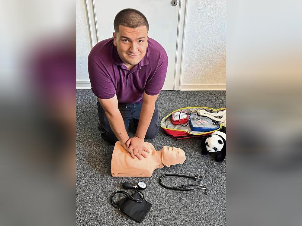 Ausgestattet mit Sanitätsrucksack, Reanimationspuppe und dem „Pandagogen“ Pandi Panda gibt Admir Kadric Erste-Hilfe-Kurse in Kitas und Grundschulen. Foto: A. Bsdurek