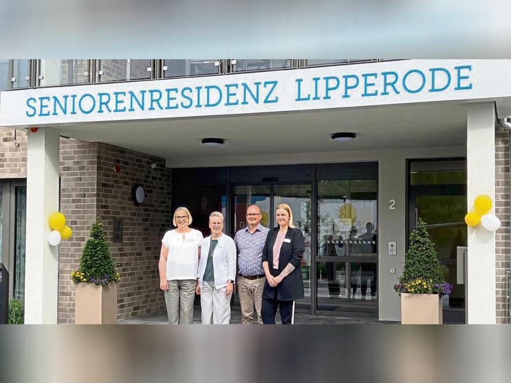 Freuten sich über die „offizielle“ Eröffnung der Residenz (v.l.): Einrichtungsleiterin Kerstin Licht, Geschäftsführerin Susanne Thon, Alexander Schroer vom Generalunternehmer Cureus und Pflegedienstleiterin Eugenia Gibert. Foto: A. Bsdurek