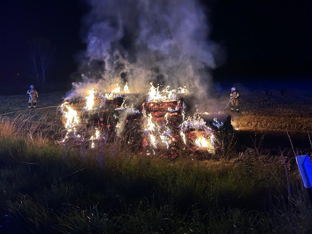 Einsatz für die Lippstädter Feuerwehr: In Ünninghausen standen Strohballen in Flammen. Fotos: Markus Finkeldei (Feuerwehr Lippstadt)