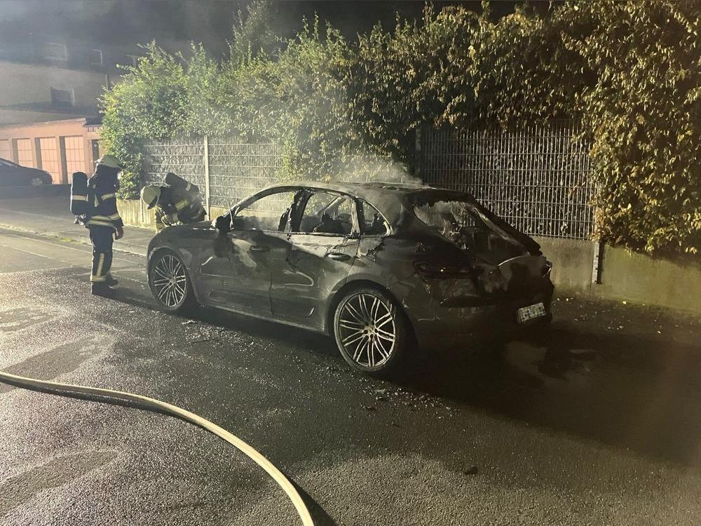 Die Feuerwehr wurde am Dienstag in den Buchenweg alarmiert: Um 2.22 Uhr stand dort ein Auto in Flammen. Foto: Feuerwehr Lippstadt